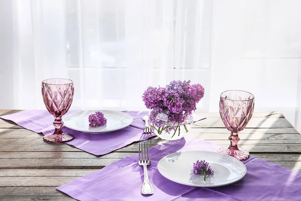 신선한 라일락 꽃과 아름다운 테이블 설정 — 스톡 사진