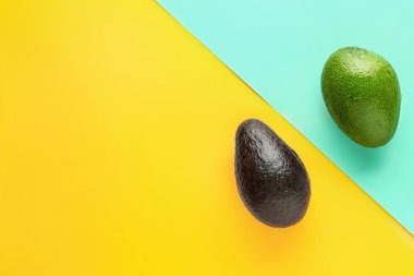 Renk arka planda taze avokado