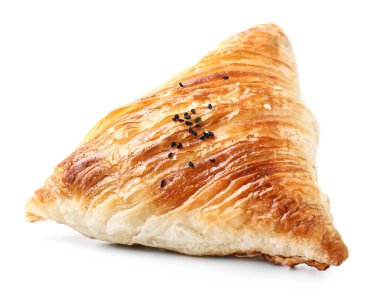 Beyaz zemin üzerine lezzetli samosa