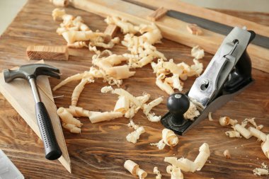 Marangoz atölyesinde masada çekiçli uçak