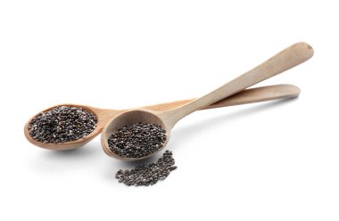 Beyaz arka planda chia tohumu ile Kaşıklar