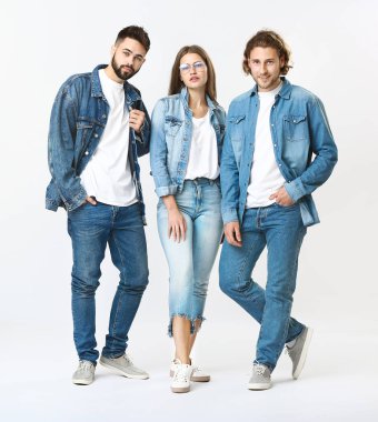 Beyaz arka planda kot elbise şık gençler