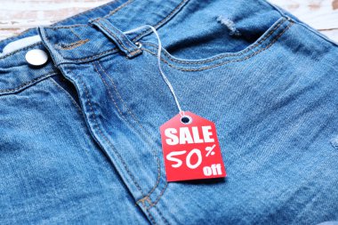 Alışveriş etiketi ile Jeans pantolon, closeup