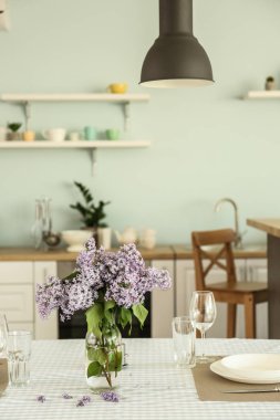 Mutfaktaki masada güzel leylak çiçekleri