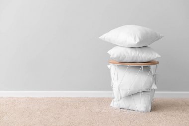 Hafif duvara karşı yumuşak yastıklar ve masa