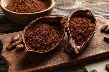 Ahşap tahta üzerinde kakao tozu ile Pods