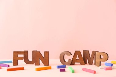 Boya kalemleri ve metin Fun Camp renkli arka plan karşı masada