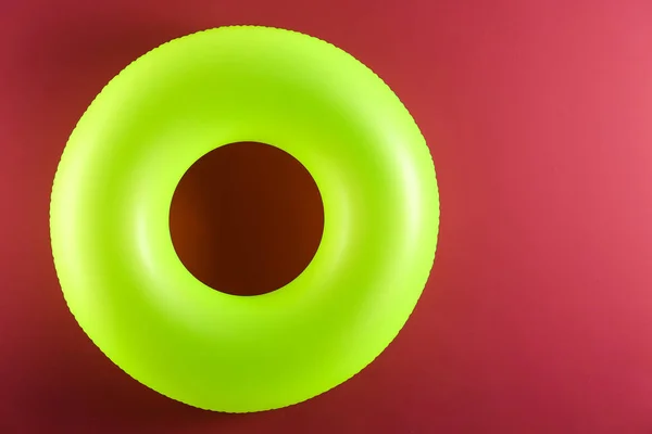 Надувное кольцо на цветном фоне — стоковое фото
