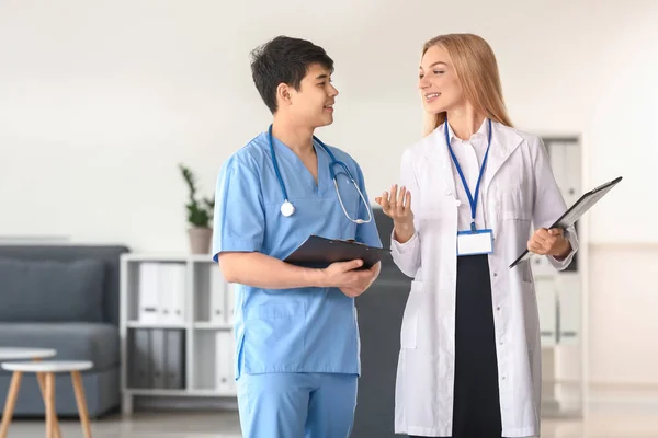 Vrouwelijke arts en mannelijke medische assistent in de kliniek — Stockfoto