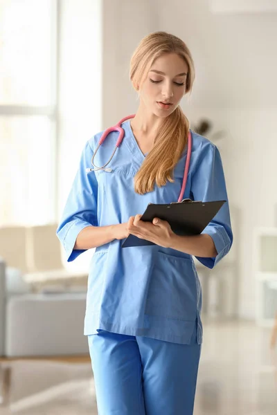 Vrouwelijke medische assistent in de kliniek — Stockfoto