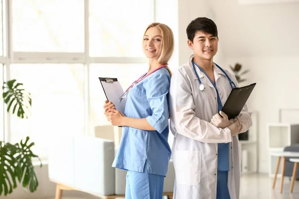 Male doctor and female medical assistant in clinic — Stock Photo, Image