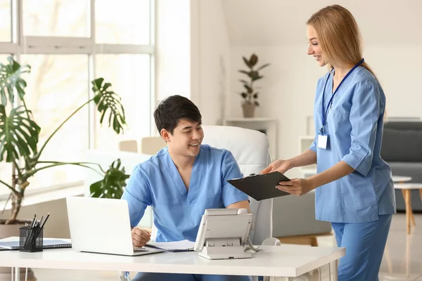 Klinikte çalışan genç tıp asistanları