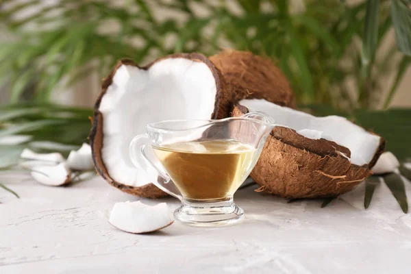 Composição com óleo de coco na mesa — Fotografia de Stock