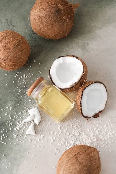 Composição com óleo de coco na mesa — Fotografia de Stock