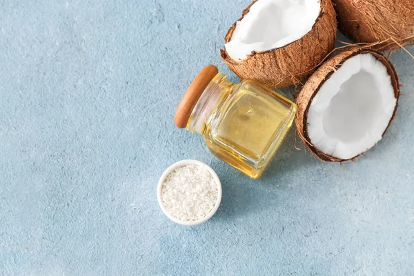 Composição com óleo de coco na mesa — Fotografia de Stock