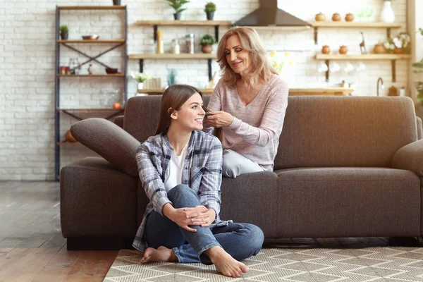 Gelukkige moeder doet haar van haar dochter thuis — Stockfoto