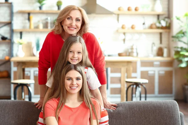 Gelukkig meisje met haar moeder en grootmoeder thuis — Stockfoto