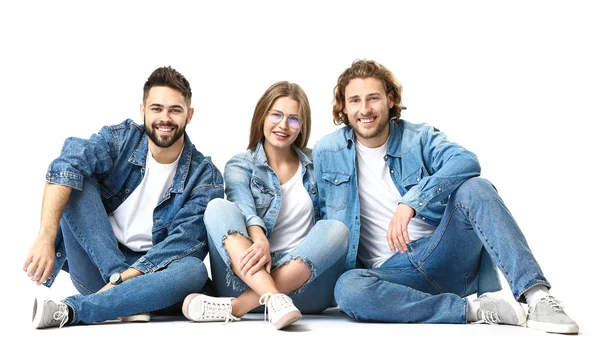 Стильные молодые люди в джинсовой одежде на белом фоне — стоковое фото