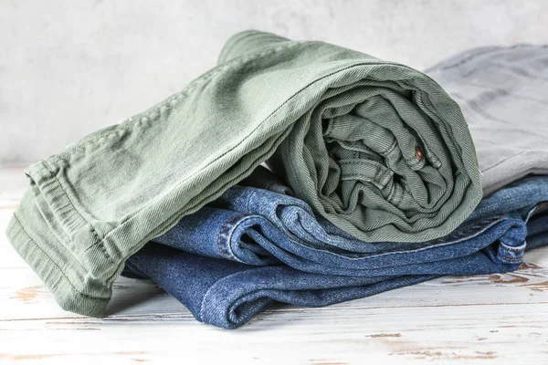 Стильная джинсовая одежда на столе — стоковое фото
