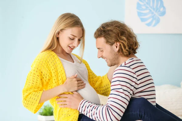 Felice giovane coppia incinta a casa — Foto Stock