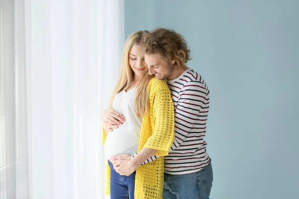 Jovem feliz casal grávida em casa — Fotografia de Stock