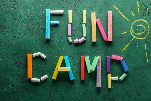 Tekst Fun Camp wykonany z kredki na kolorowym tle — Zdjęcie stockowe