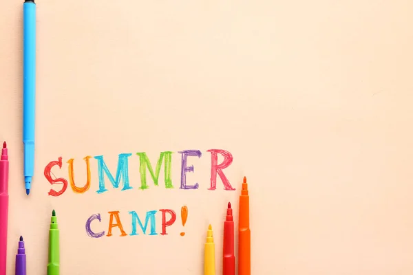 Felt-tip pens and text SUMMER CAMP on color background — Stock Photo, Image