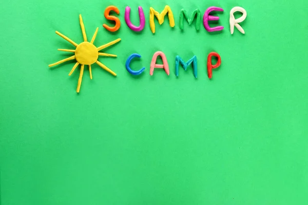 Texto SUMMER CAMP e sol feito de plasticina sobre fundo de cor — Fotografia de Stock