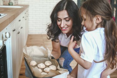 Evde mutfakta kurabiye hazırlama kızı ile mutlu anne