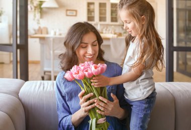 Sevimli küçük kızı evde annesini selamlıyor