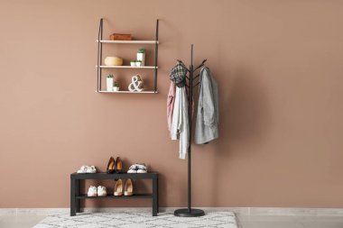 Modern salonun iç mimarisi.