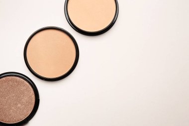 Işık arka planda farklı yüz pudrası