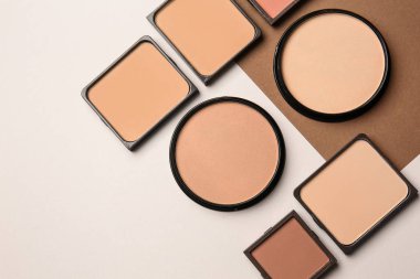 Işık arka planda farklı yüz pudrası