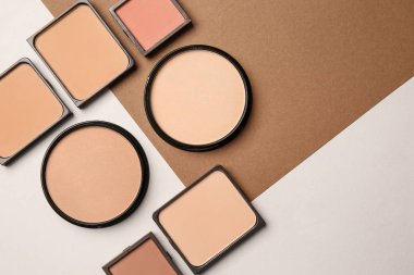 Işık arka planda farklı yüz pudrası