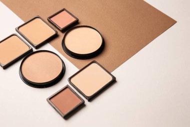 Işık arka planda farklı yüz pudrası