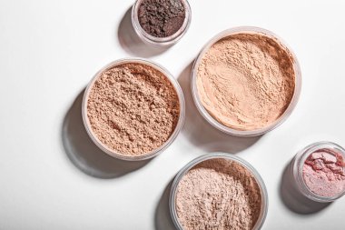 Işık arka planda farklı yüz pudrası