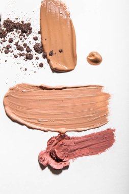 Hafif arka planda kozmetik ürün örnekleri