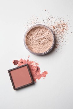 Blusher ve hafif arka plan üzerinde yüz tozu