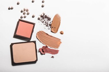 Hafif arkaplanda farklı kozmetik ürünleri