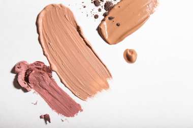 Hafif arka planda kozmetik ürün örnekleri