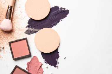 Hafif arkaplanda farklı kozmetik ürünleri