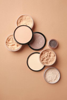 Renk arka planda farklı yüz tozu