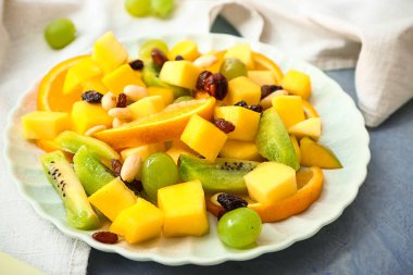 Masada lezzetli mango salatası ile Tabak