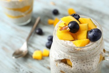 Masada lezzetli mango ve chia tatlı ile Mason kavanoz, closeup