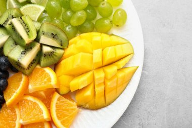 Tabakta taze meyve ile lezzetli mango