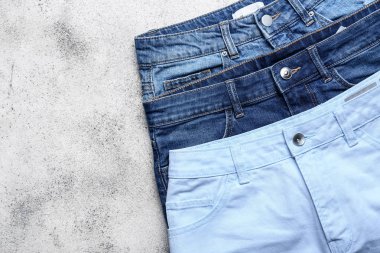 Hafif arka planda farklı kot pantolon