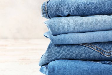 Beyaz masa üzerinde farklı kot pantolon Yığını