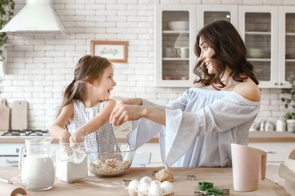 Evde mutfakta kurabiye hazırlama kızı ile mutlu anne