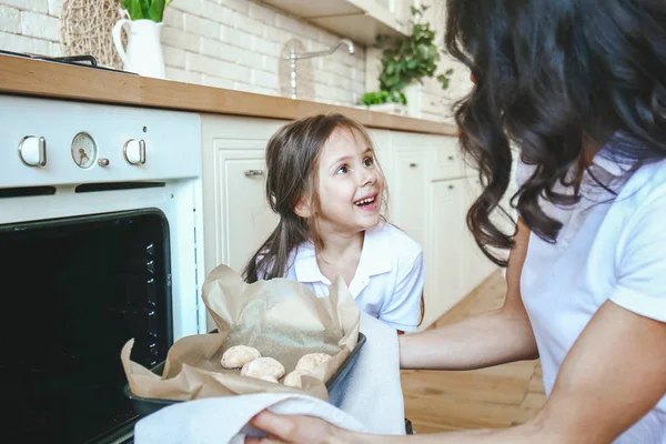 Evde mutfakta kurabiye hazırlama kızı ile mutlu anne