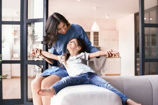 Feliz madre e hija divirtiéndose en casa — Foto de Stock